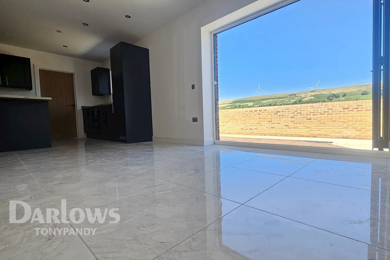 Pleasant Heights, Mount Pleasant, CF39, photo 3