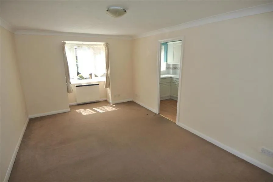 Brighton Road, Addlestone, KT15, photo 3