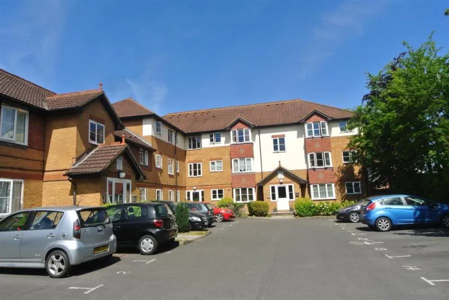 2 bed flat to rent, Brighton Road, Addlestone, KT15
