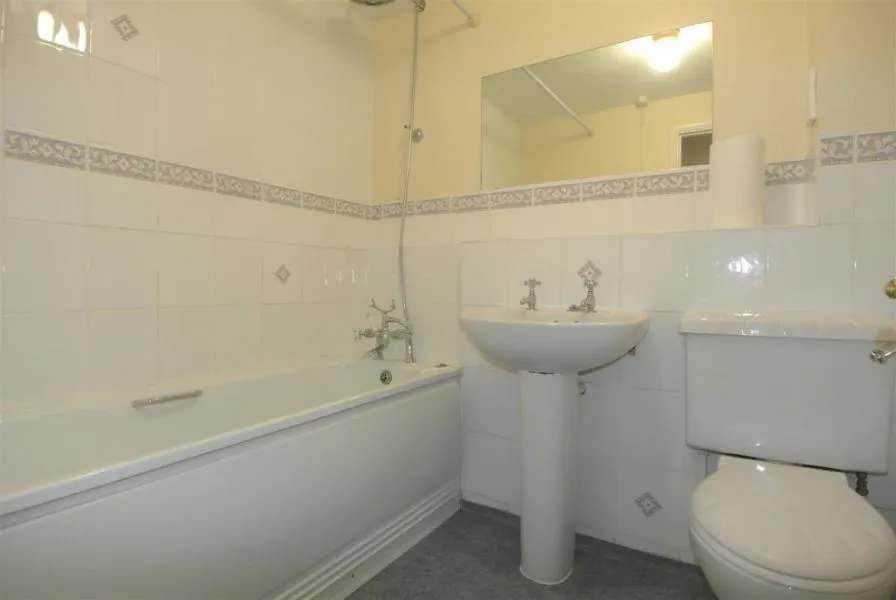 Brighton Road, Addlestone, KT15, photo 6