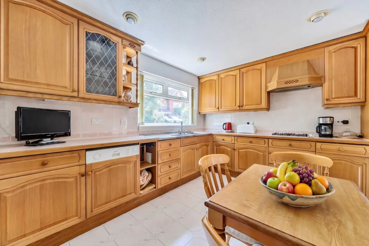 Chartwell Place, Epsom, KT18, photo 3