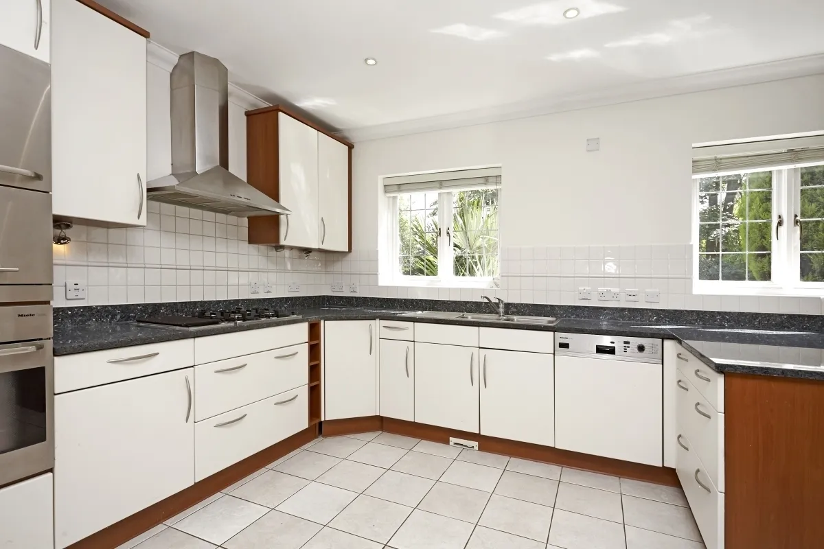 Caerleon Close, Claygate KT10, photo 3
