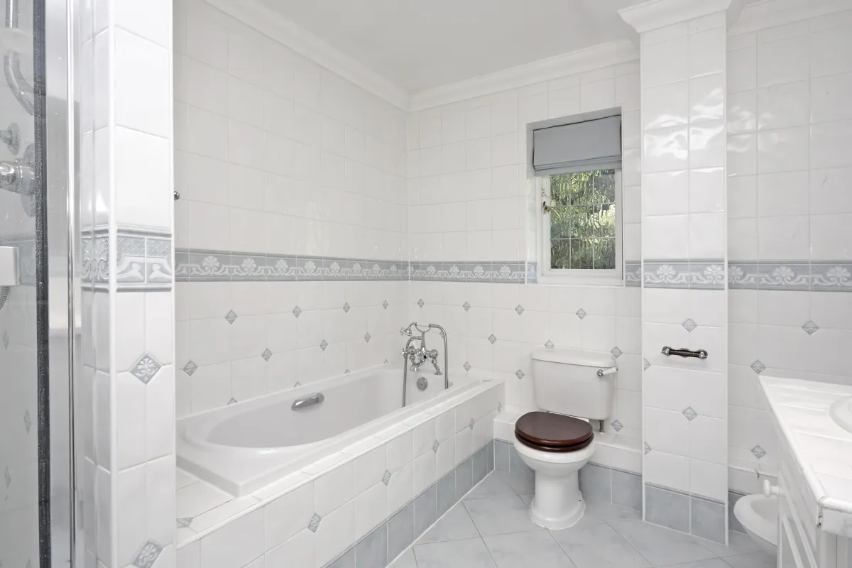 Caerleon Close, Claygate KT10, photo 12