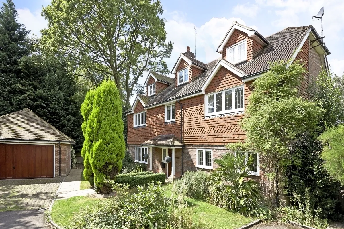 6 bed house to rent — Caerleon Close, Claygate KT10