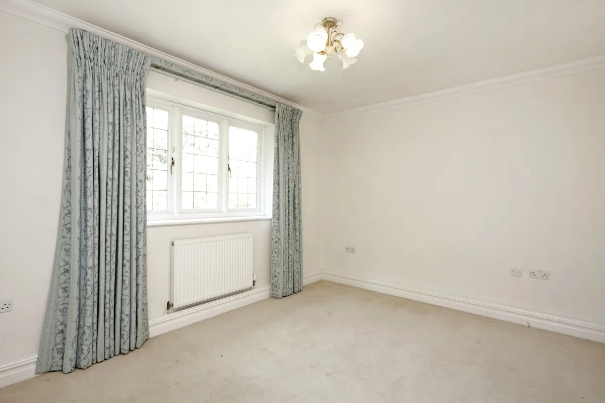 Caerleon Close, Claygate KT10, photo 11