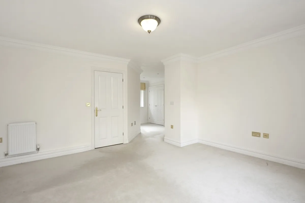 Caerleon Close, Claygate KT10, photo 9