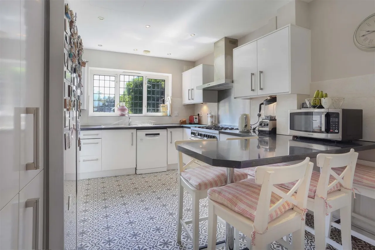 Cosdach Avenue, Wallington, Surrey, SM6 9RA, photo 9