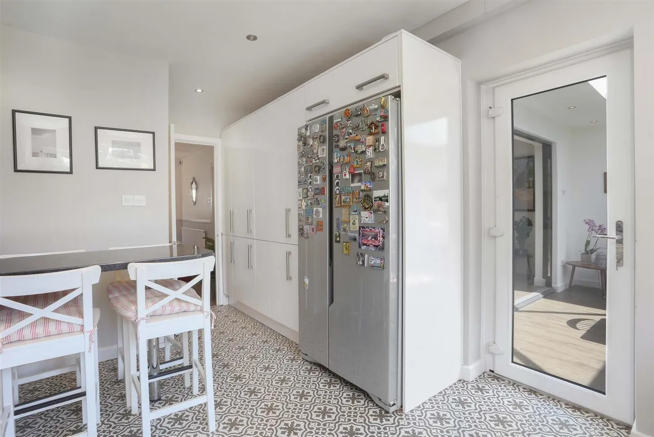 Cosdach Avenue, Wallington, Surrey, SM6 9RA, photo 11