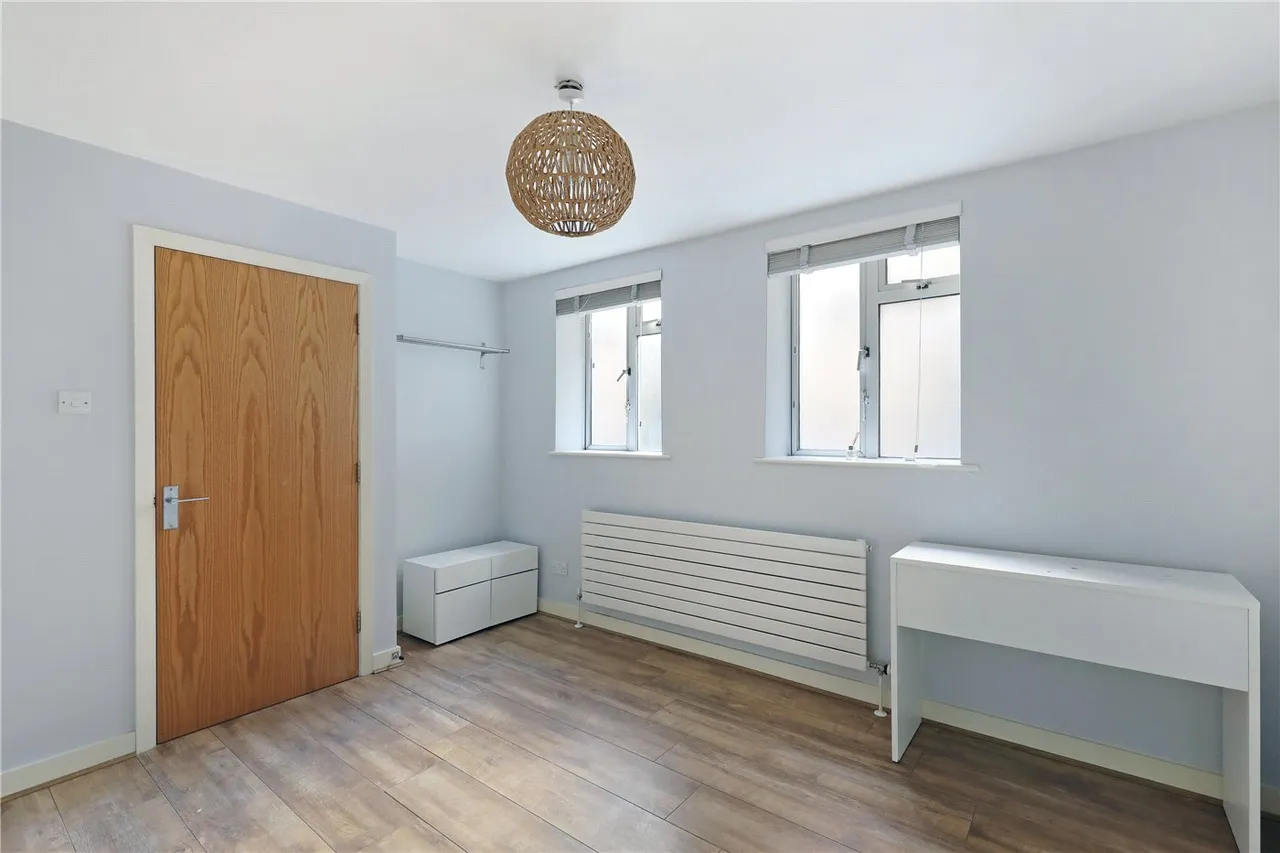 Uxbridge Road, London, W5, photo 11
