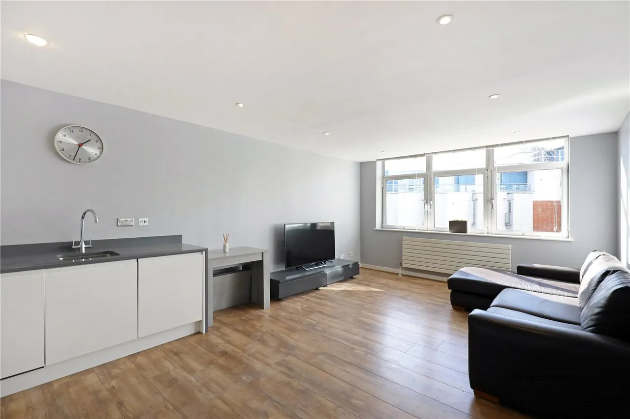 Uxbridge Road, London, W5, photo 3