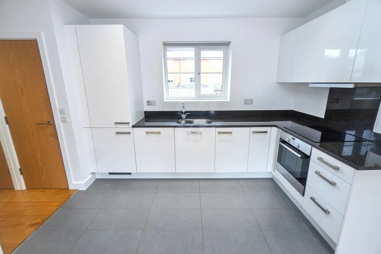 Chequers Avenue, High Wycombe, HP11, photo 3