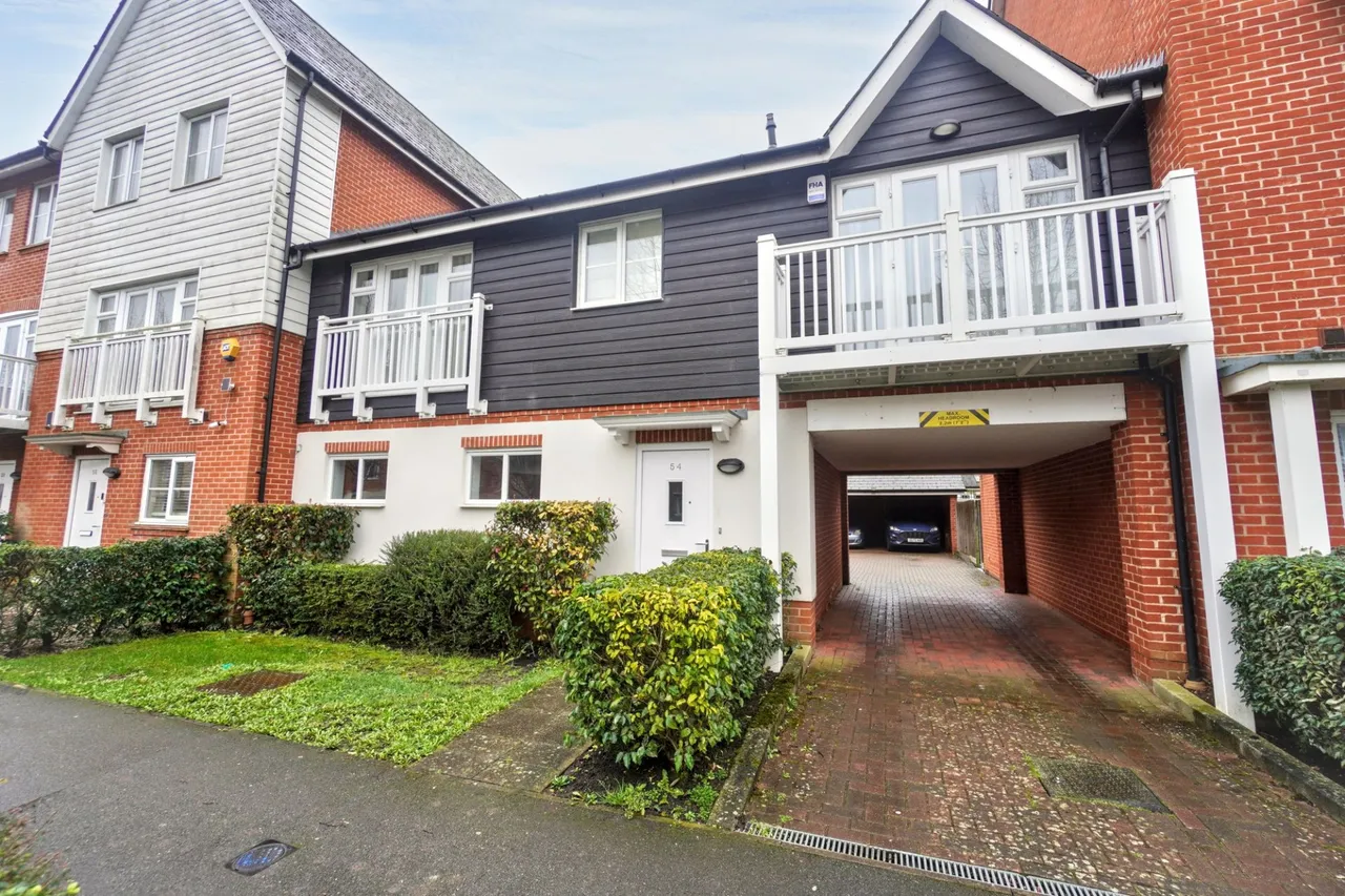 2 bed flat for sale, Chequers Avenue, High Wycombe, HP11