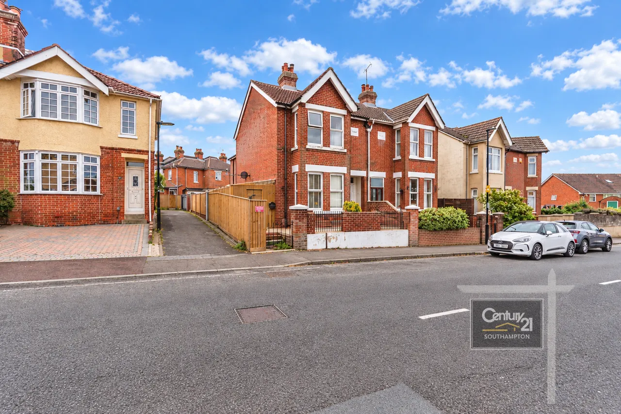 2 bed property to rent, Sholing Road, Southampton, SO19