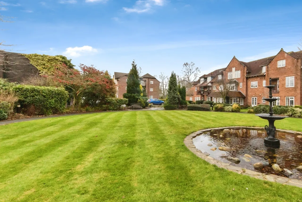 3 bed flat for sale — The Elms, Faulkners Lane, Knutsford, Cheshire, WA16
