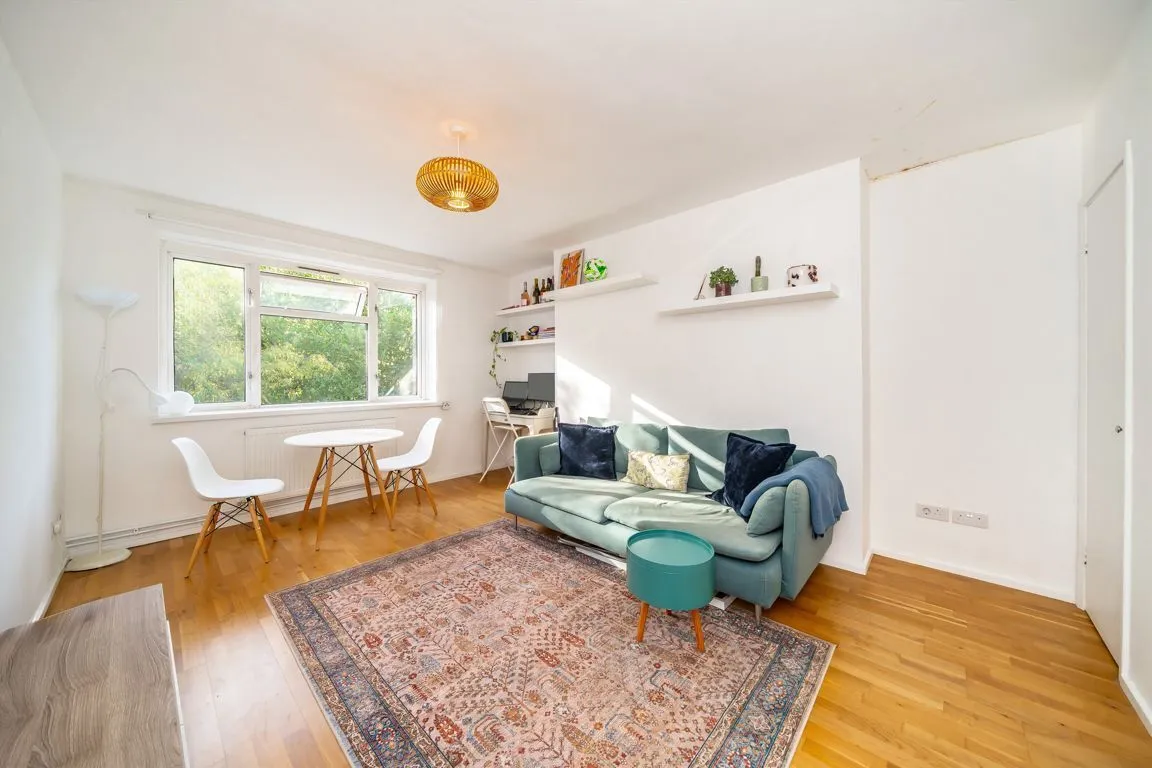 2 bed property to rent, Vermont Road, SW18