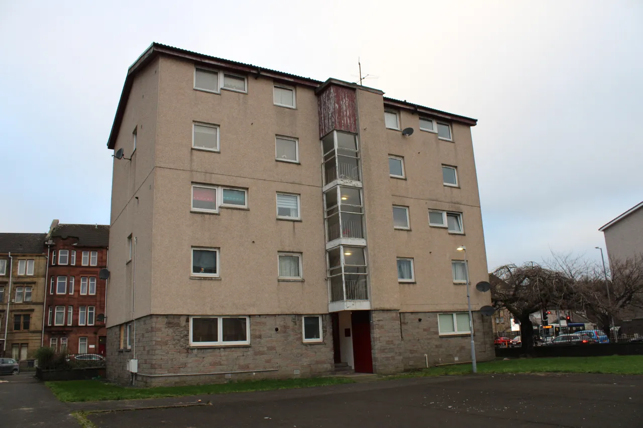 2 bed flat to rent, George Street, Paisley, PA1