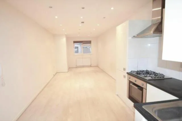 Finchley Road, London, NW11, photo 3