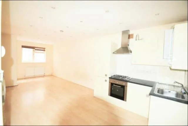Finchley Road, London, NW11, photo 2