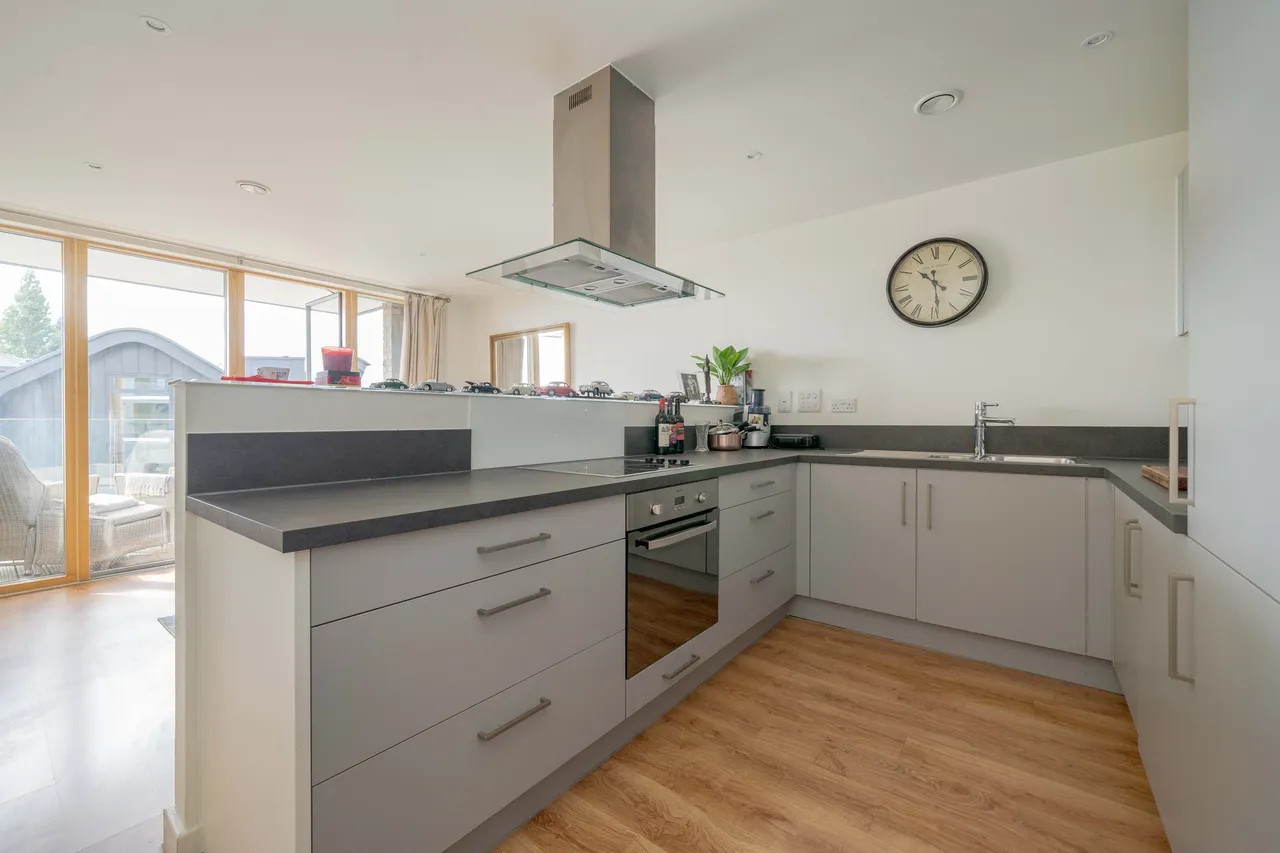 Kew Bridge Road, Brentford, TW8, photo 5