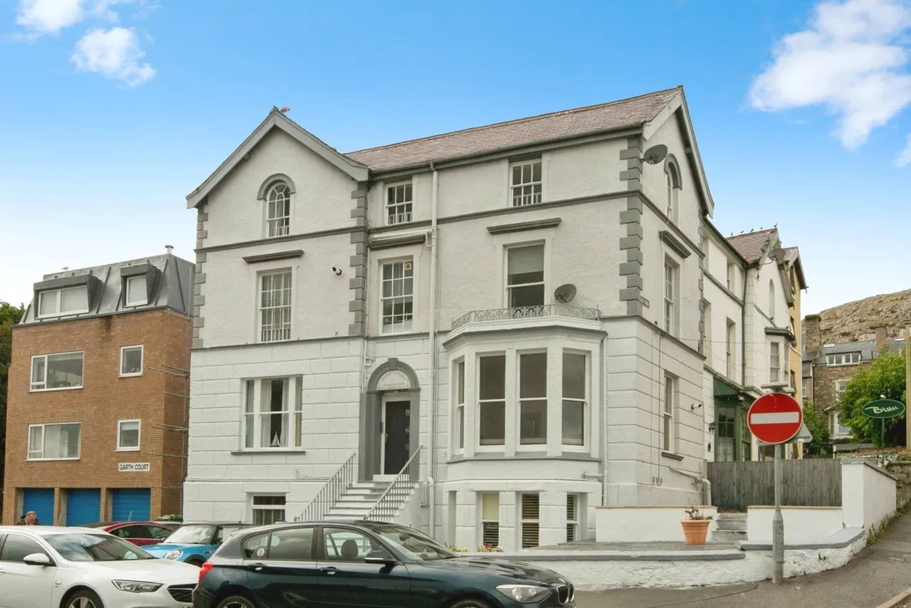 2 bed flat for sale, Abbey Road, Llandudno, LL30