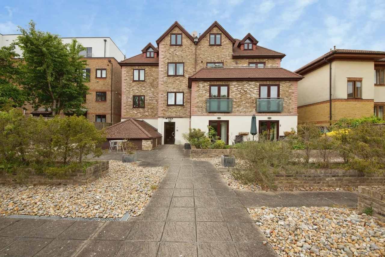 2 bed flat for sale — Old Farm Avenue, LONDON, London, N14