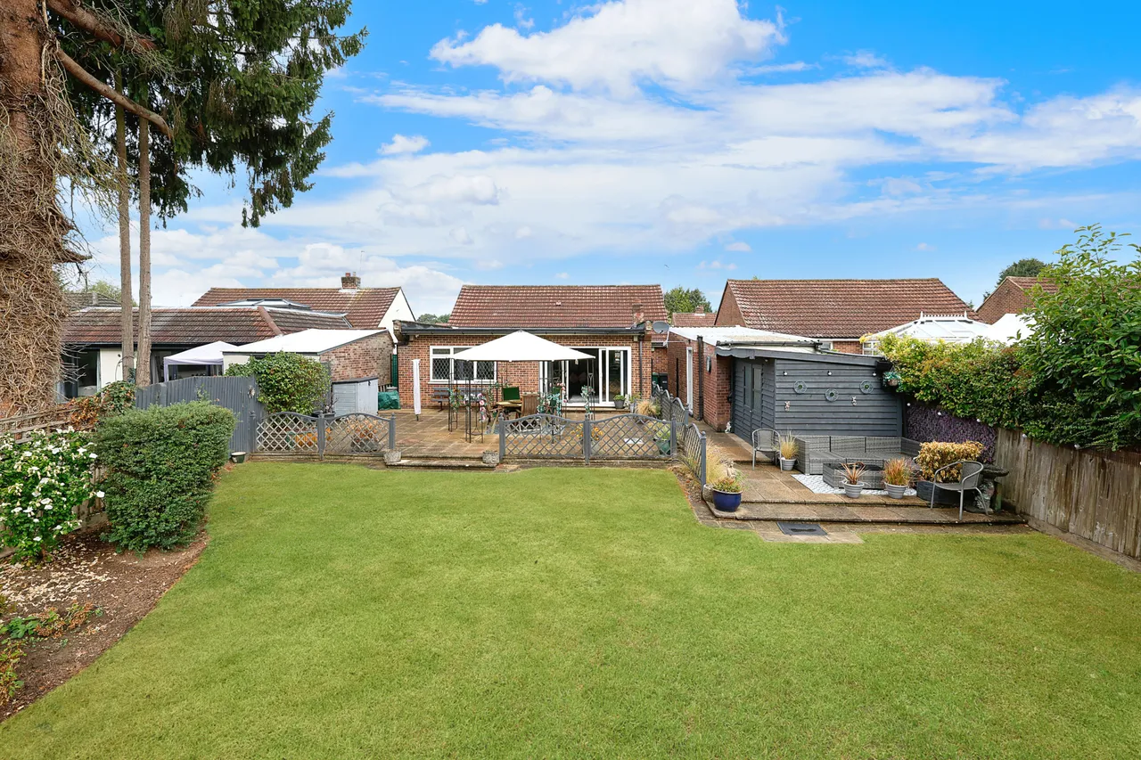2 bed property for sale, Woodroyd Gardens, Horley, RH6