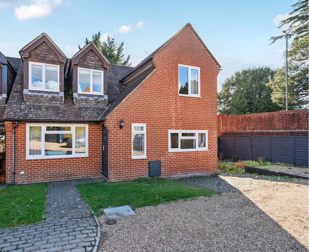 3 bed house for sale, Radford Close, Farnham, GU9
