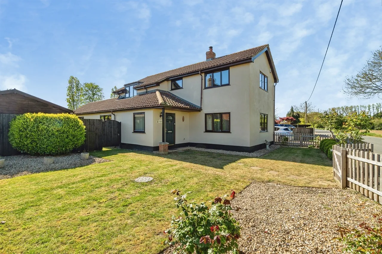 3 bed house for sale — The Street, Weybread, Diss