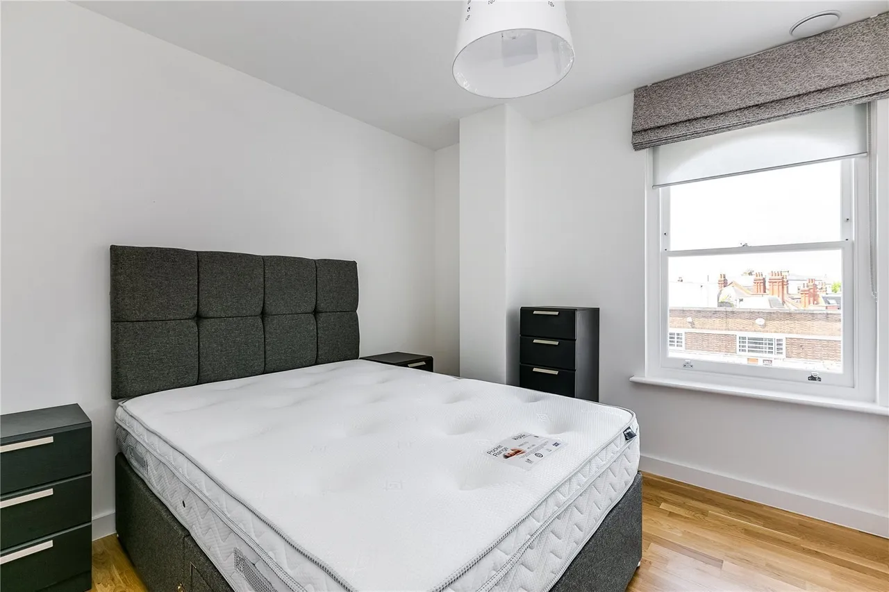 Balham High Road, London, SW12, photo 3
