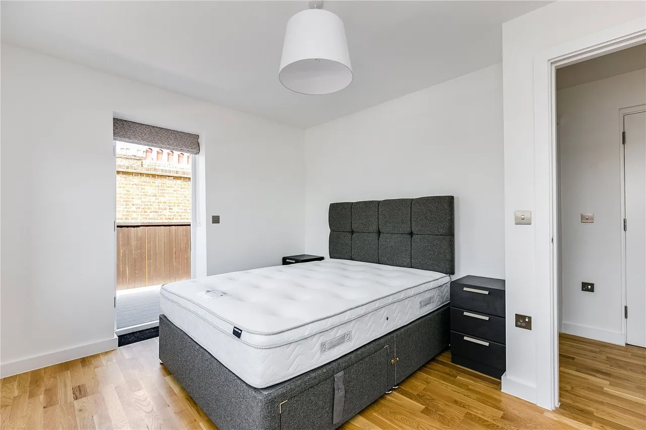 Balham High Road, London, SW12, photo 4