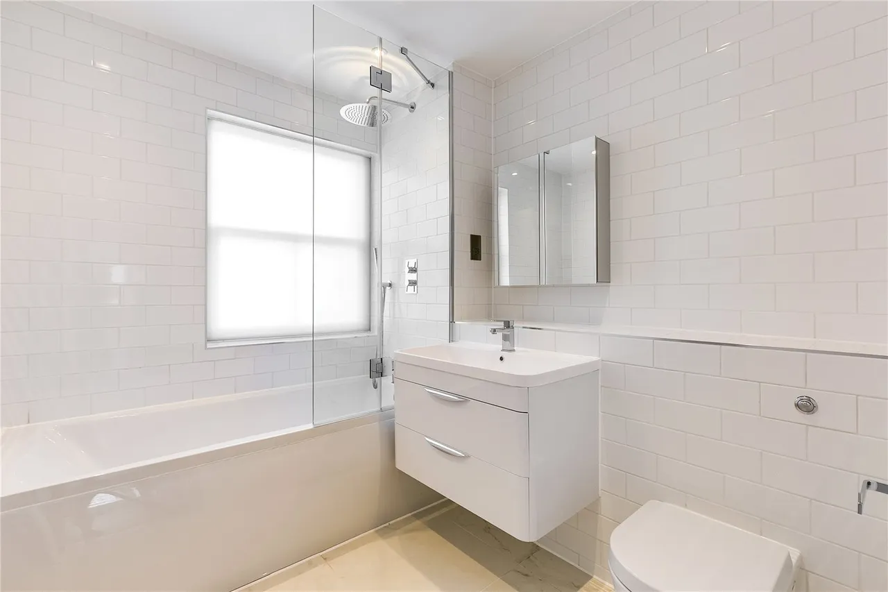 Balham High Road, London, SW12, photo 5