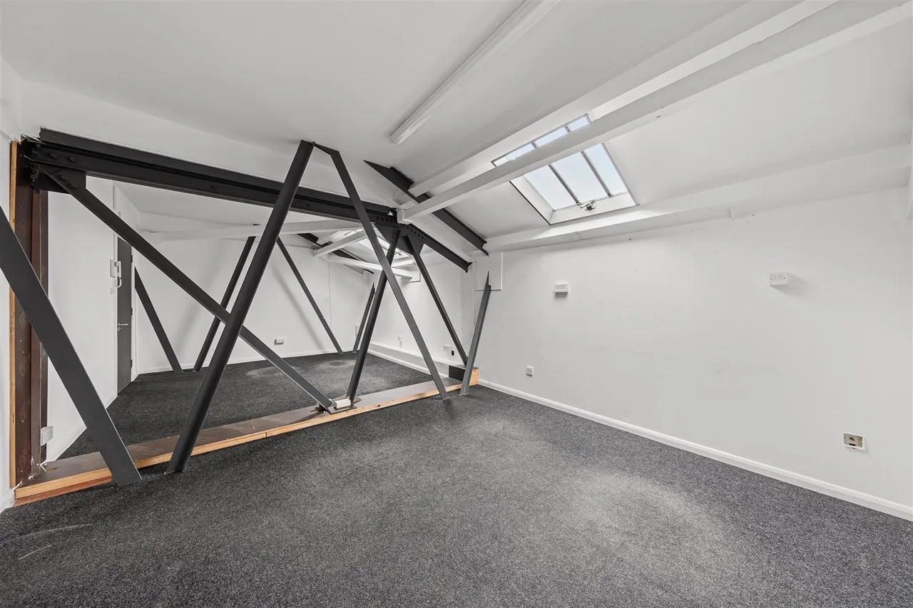 Commercial, To LetBrixton Hill, photo 4