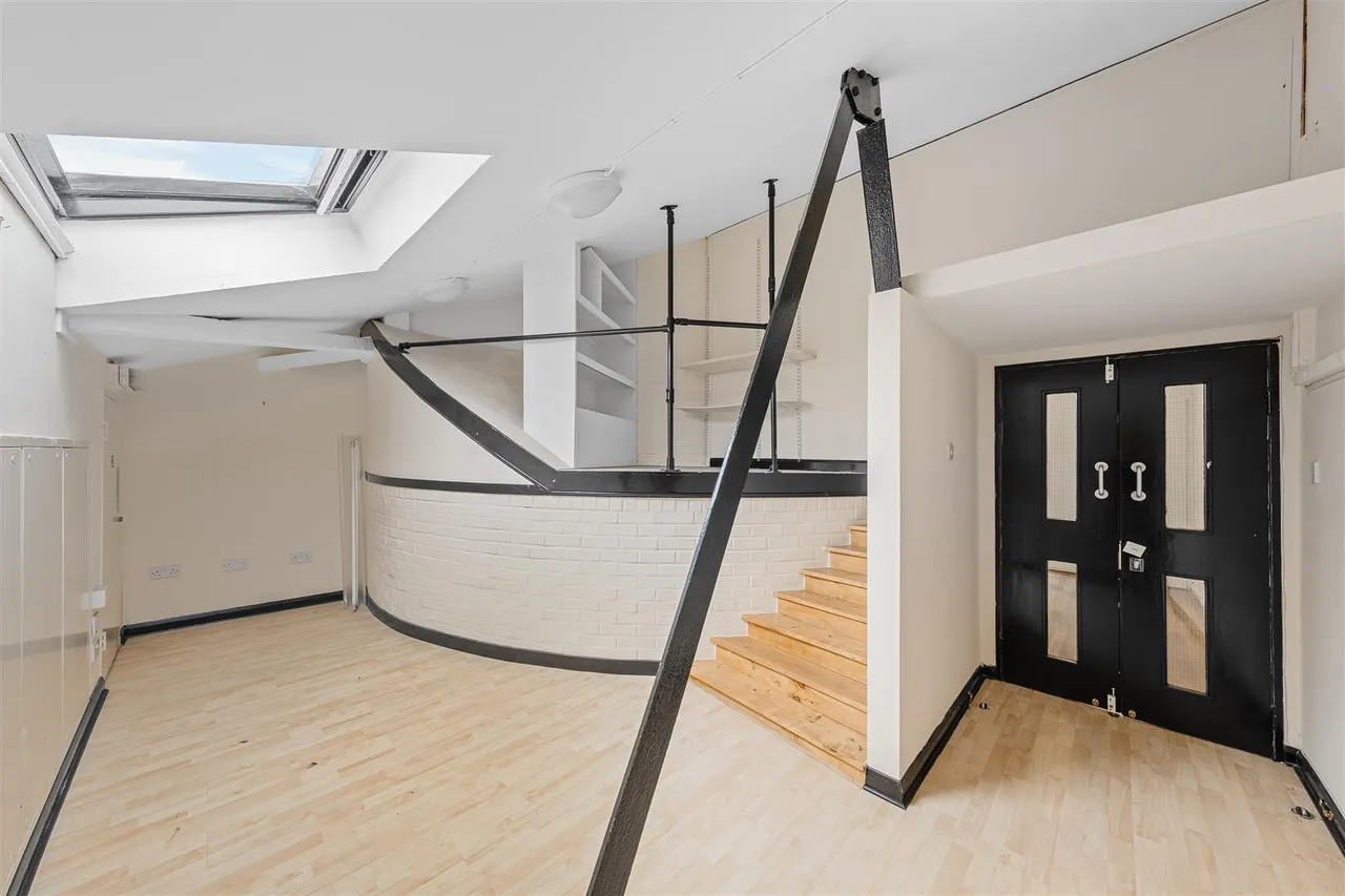 Commercial, To LetBrixton Hill, photo 16