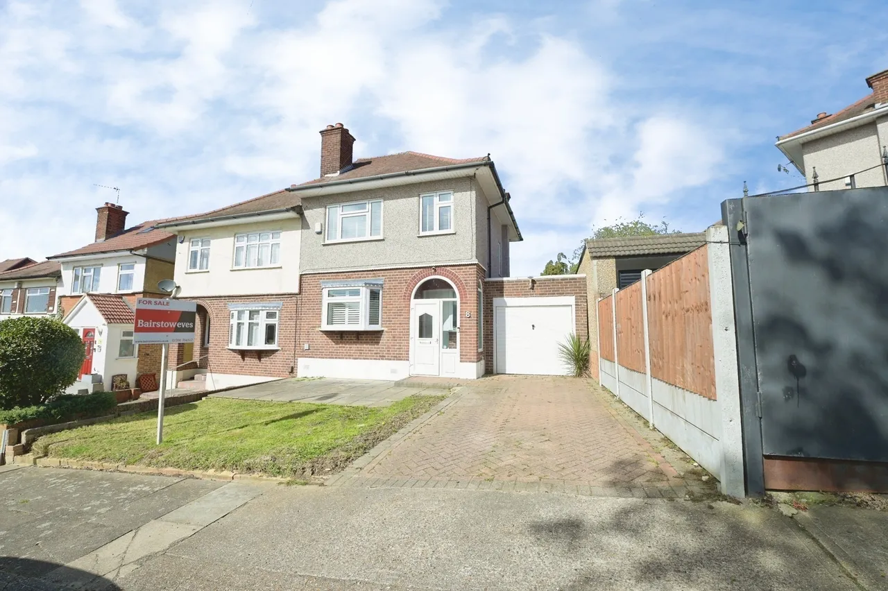 3 bed house for sale — Silvermere Avenue, Romford, RM5