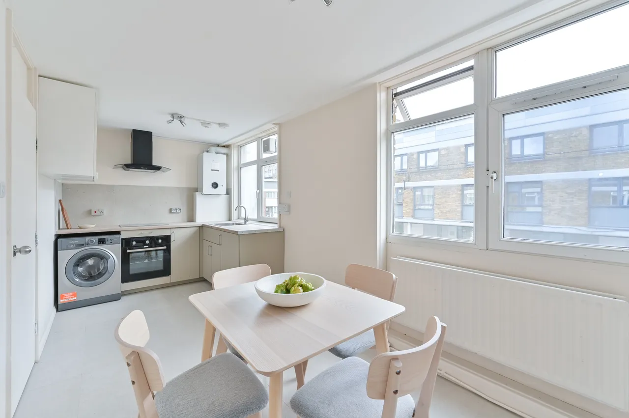 3 bed flat for sale — 7 Crowhurst House, Aytoun Road, London