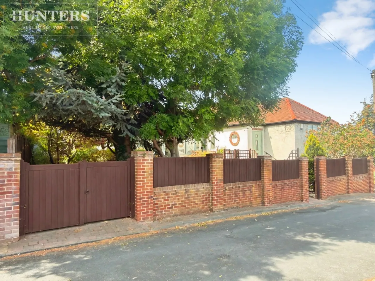 3 bed house for sale — The Crescent, Barnsley