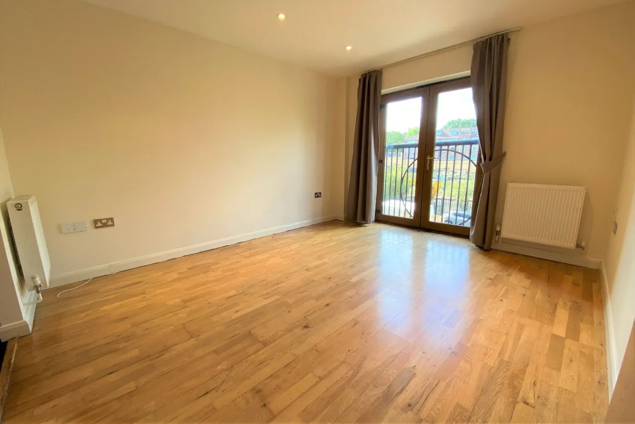 1 bed flat for sale — Newbury House, Approach Road, New Barnet, Herts., EN4 8FG