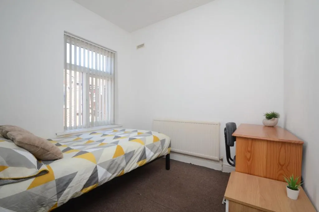 Ashfield Road, Victoria Park, M13, photo 9
