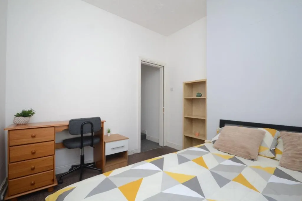 Ashfield Road, Victoria Park, M13, photo 5