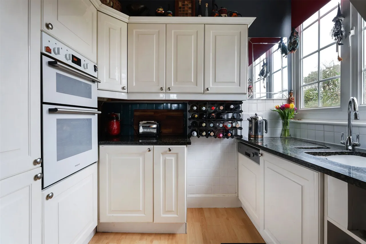 Betchetts Green Road, RH5, photo 3