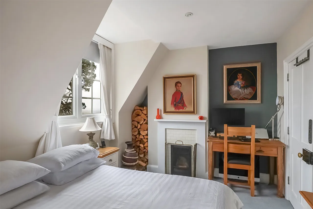 Betchetts Green Road, RH5, photo 6