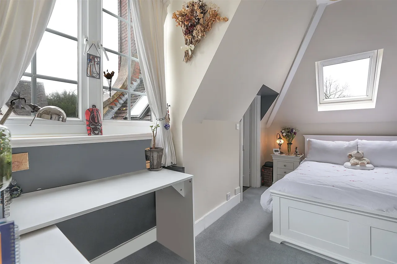 Betchetts Green Road, RH5, photo 8