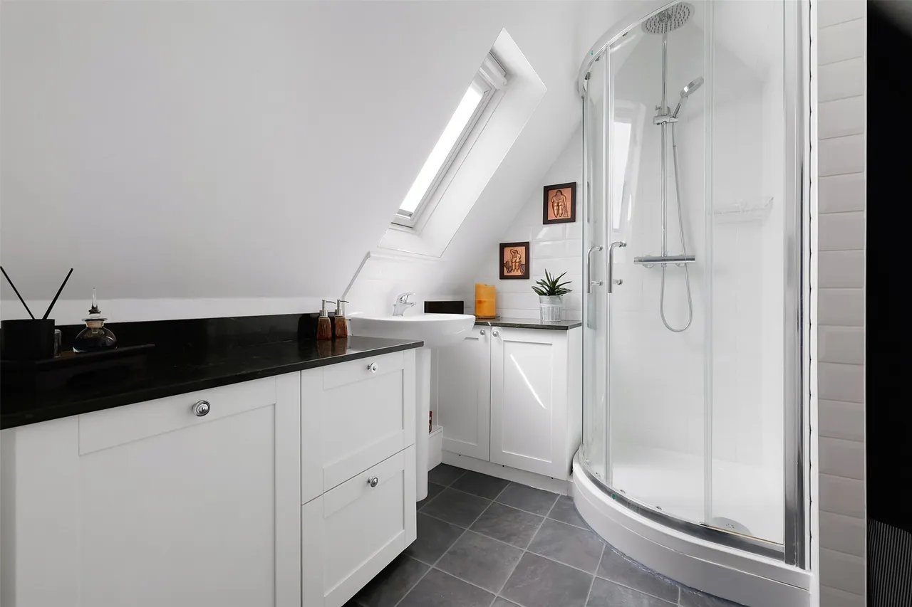 Betchetts Green Road, RH5, photo 9