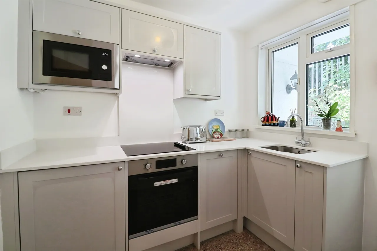 Western Avenue, Court CARDIFF, CF5, photo 6