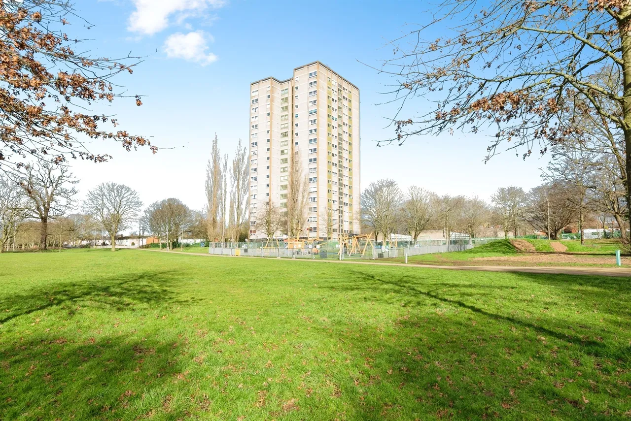 2 bed flat for sale, Harrow Court, Stevenage, SG1