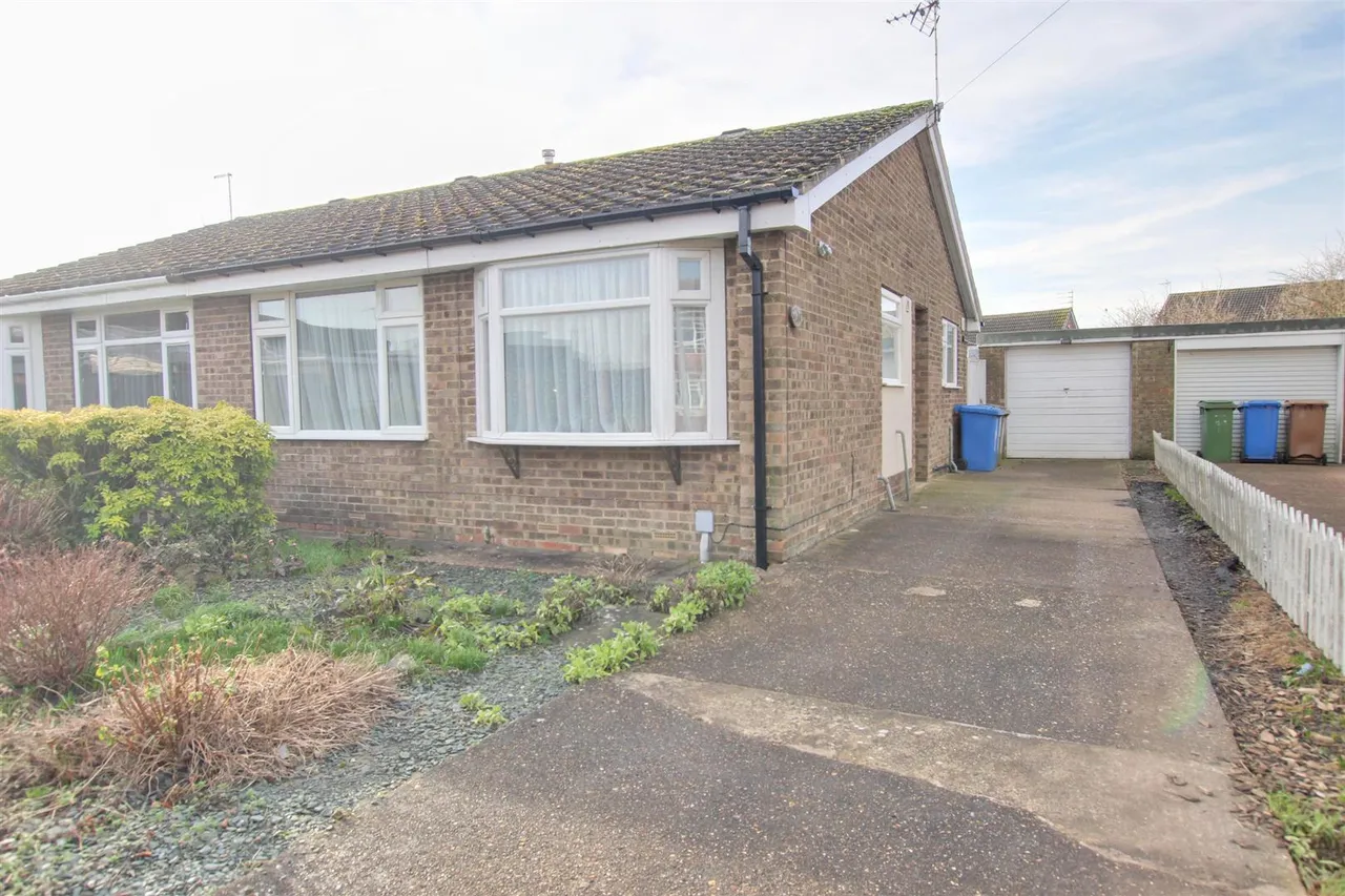 2 bed house for sale — Percy Close, Leconfield