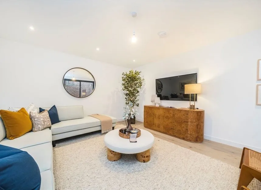 Cottenham Park Road, Cottenham Park, SW20, photo 6