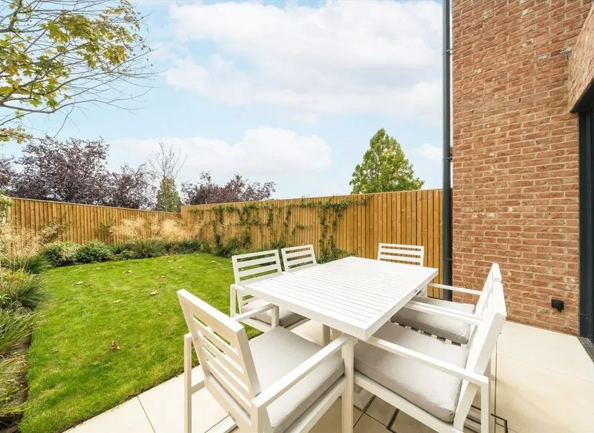 Cottenham Park Road, Cottenham Park, SW20, photo 4