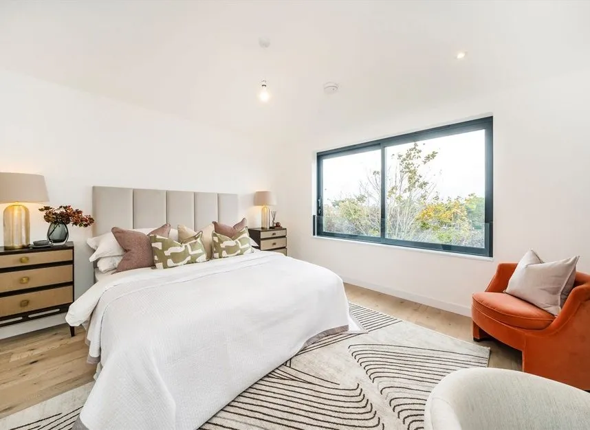 Cottenham Park Road, Cottenham Park, SW20, photo 9