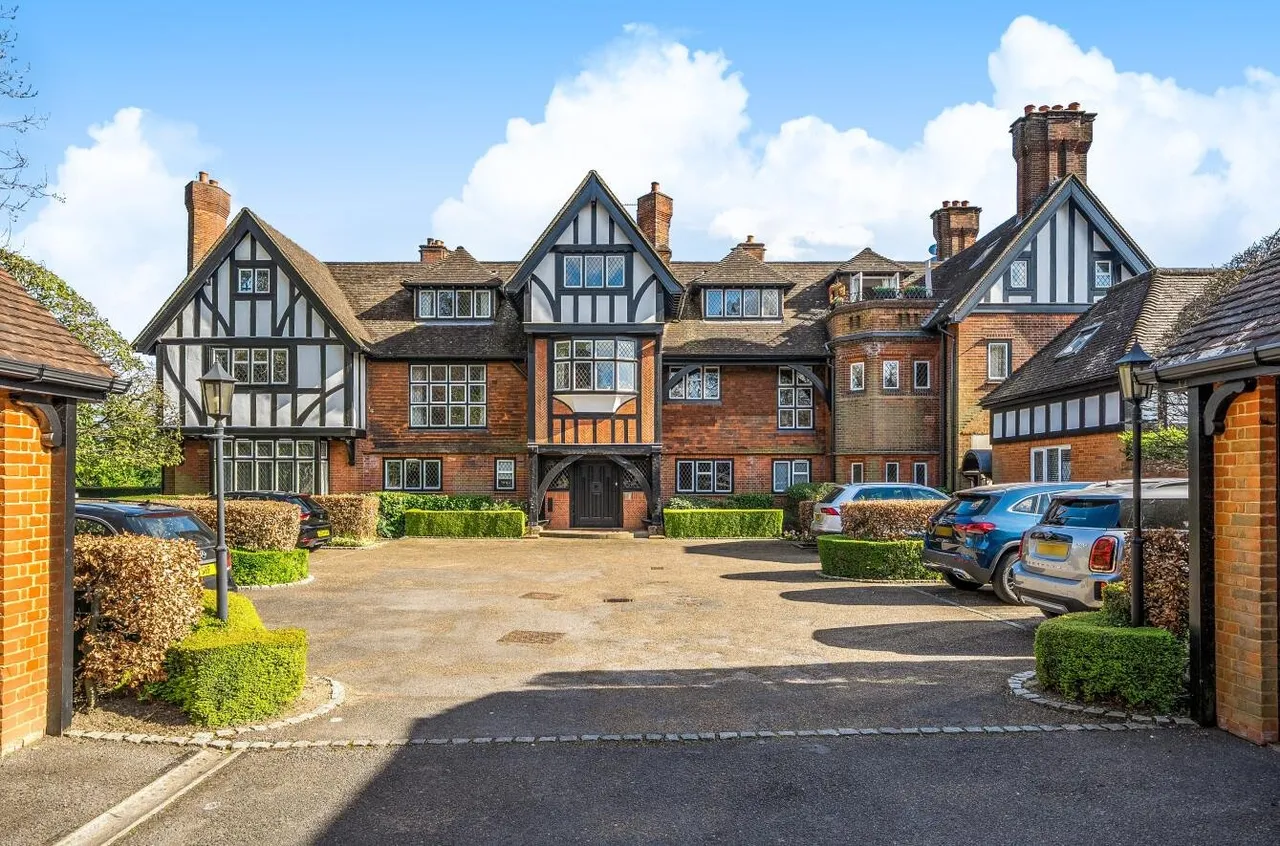 2 bed flat for sale — Holly Hill Park, Holly Hill Drive, Banstead, SM7 2HE